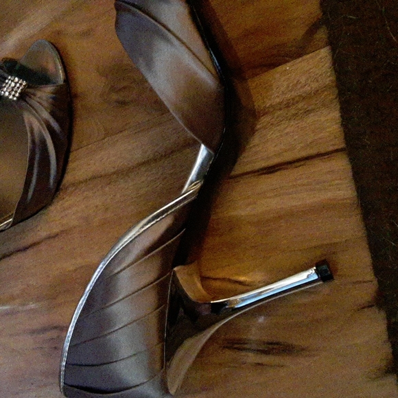 Nine west shoes   Has a little mark, hardly see able. - Picture 3 of 4